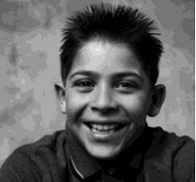 bambino capelli a spazzola sorridente