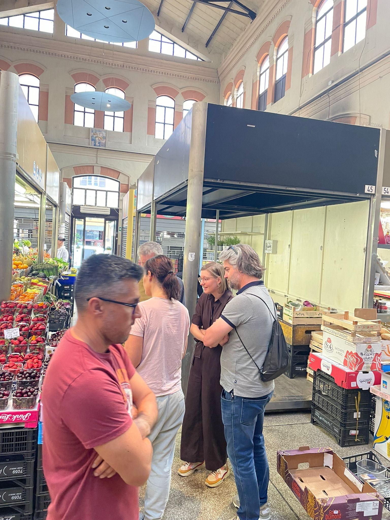 cultura italiana bologna, attività dopo le lezioni - classe di Stefania - 20 maggio 2026 - al mercato con Ilario 3
