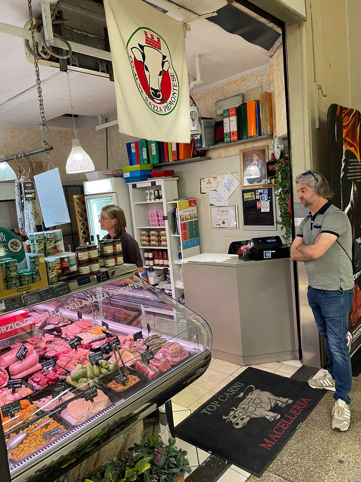 cultura italiana bologna, attività dopo le lezioni - classe di Stefania - 20 maggio 2026 - al mercato con Ilario 4
