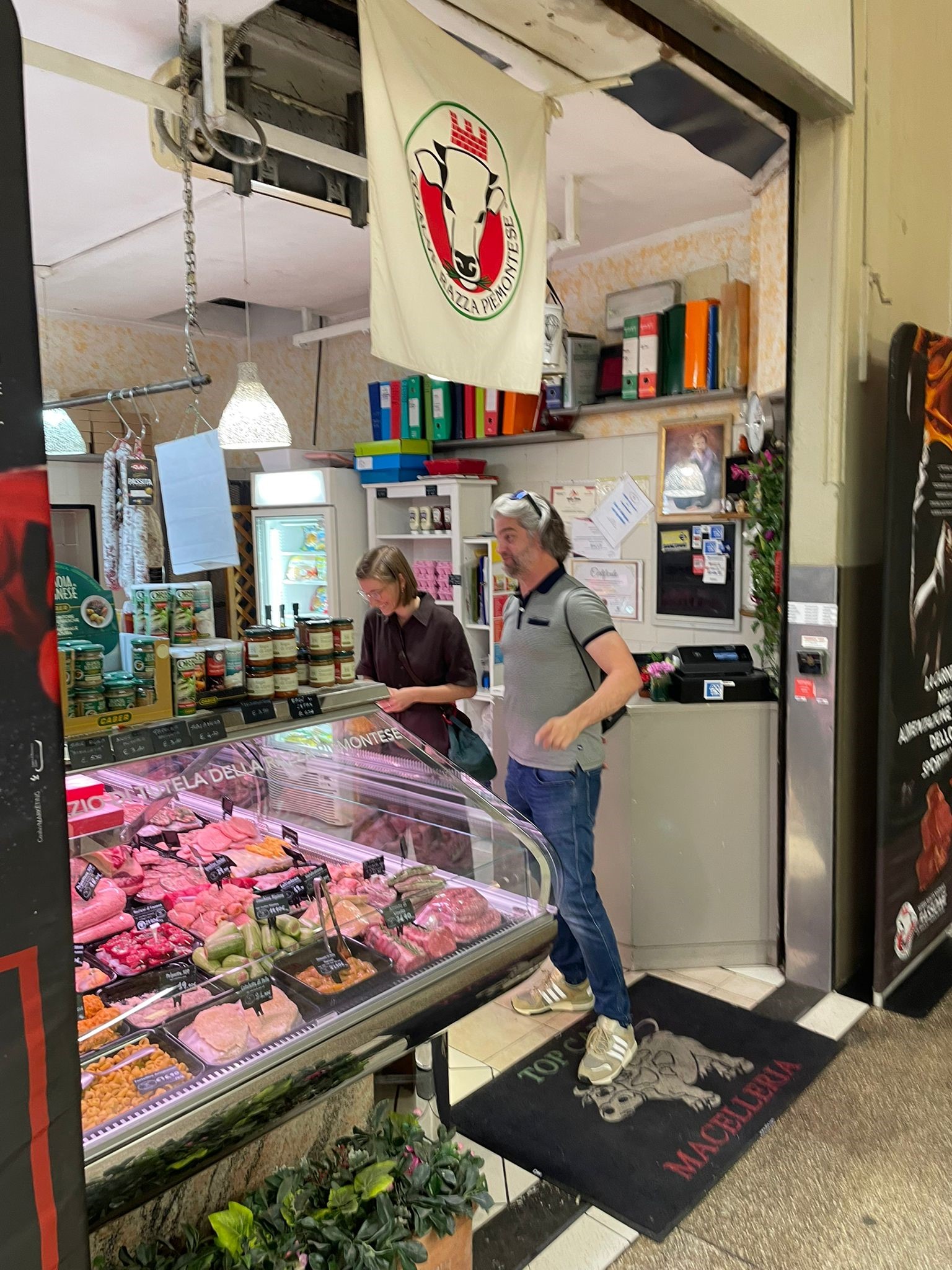 cultura italiana bologna, attività dopo le lezioni - classe di Stefania - 20 maggio 2026 - al mercato con Ilario 6