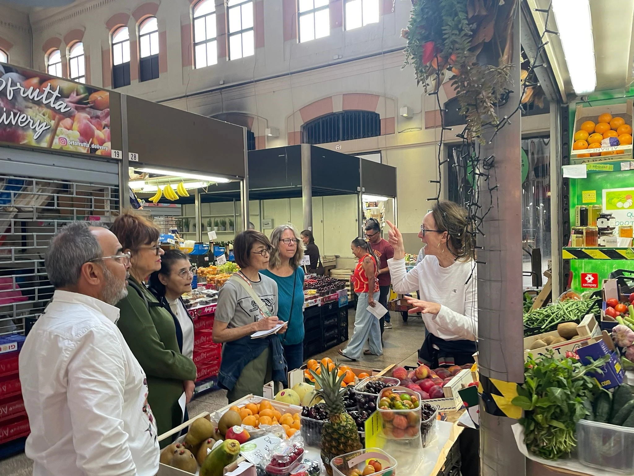 cultura italiana bologna, attività dopo le lezioni - classe di Stefania - 20 maggio 2026 - al mercato con Ilario 8