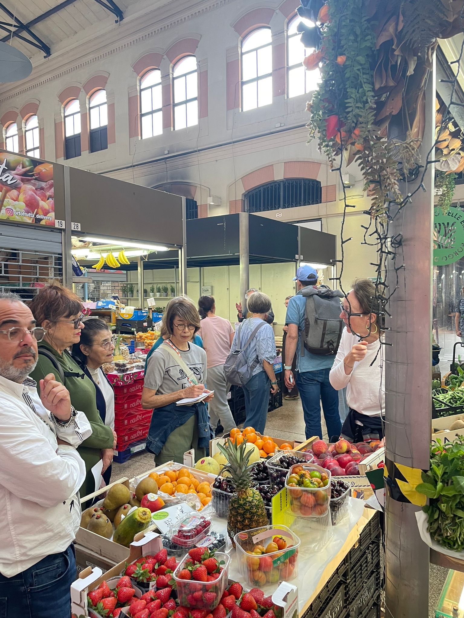 cultura italiana bologna, attività dopo le lezioni - classe di Stefania - 20 maggio 2026 - al mercato con Ilario