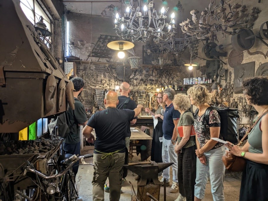 cultura italiana bologna, attività dopo le lezioni - visita al fabbro 11
