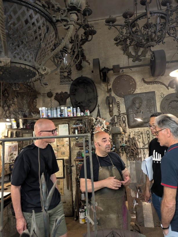 cultura italiana bologna, attività dopo le lezioni - visita al fabbro 3