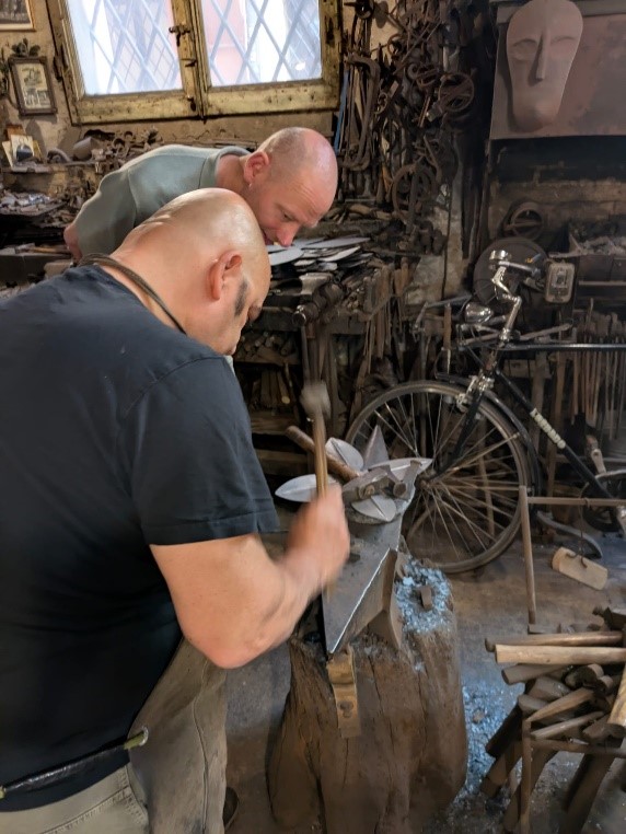 cultura italiana bologna, attività dopo le lezioni - visita al fabbro che lavora