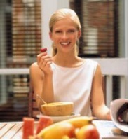 signora bella bionda sorridente