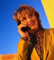 signora bionda al telefono