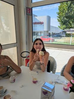 studentessa di Cultura Italiana Bologna che mangia gelato da Carpigiani