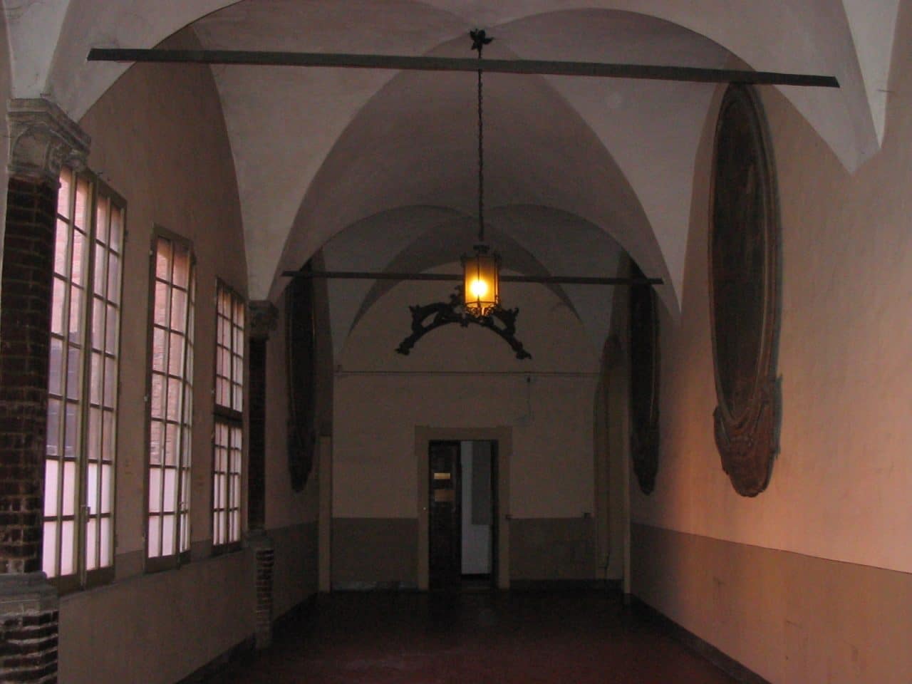 Cultura Italiana 博洛尼亚大堂，天花板上挂着灯笼