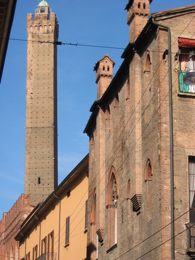 Asinelli-Turm von der Via Castiglione aus gesehen